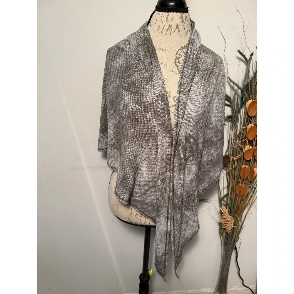 Lululemon Grey White Textured Knit Wrap Scarf Poncho One Size OS‎ Anti-Odor